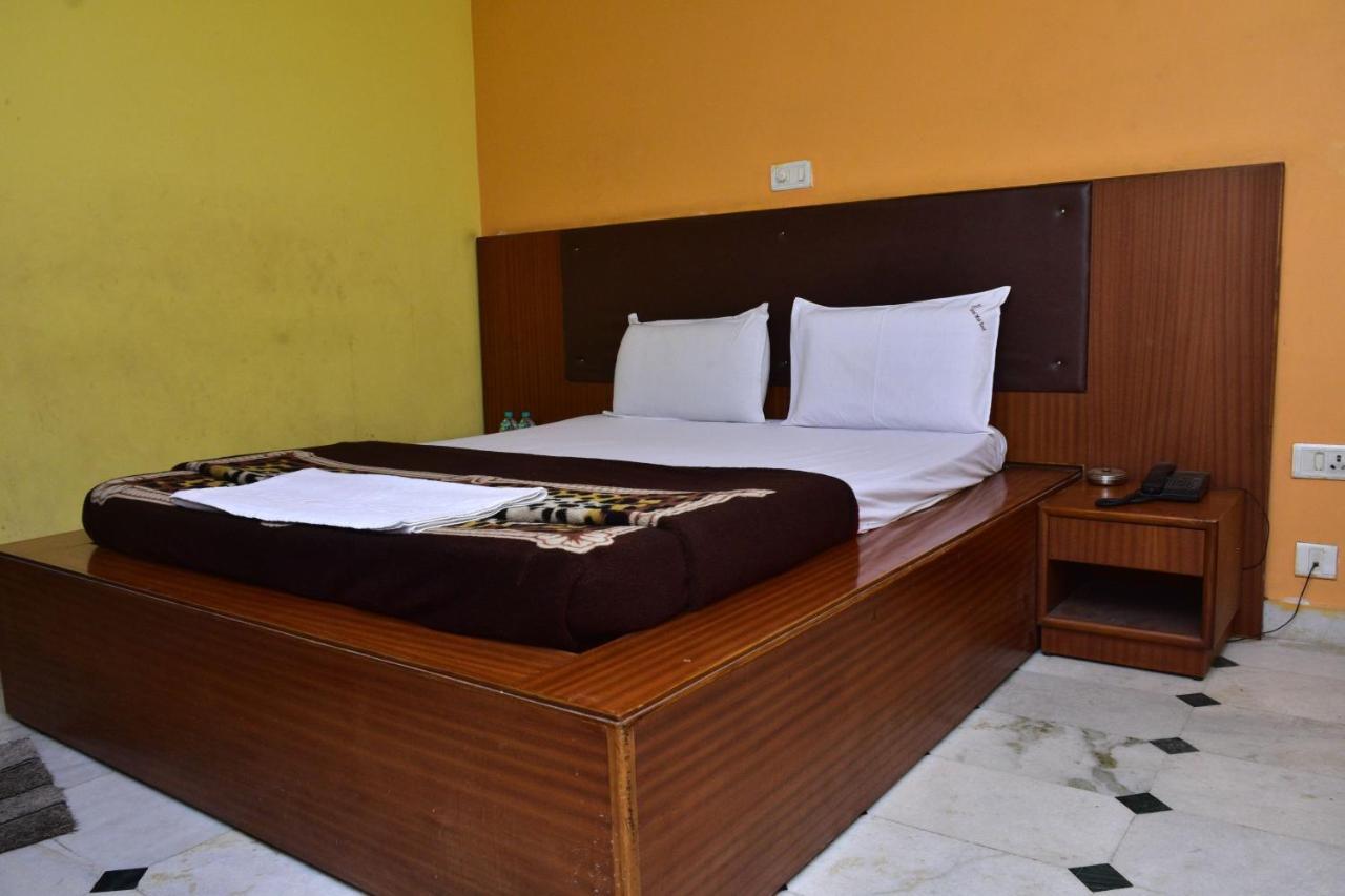 Hotel Mid East Haridaspur Экстерьер фото