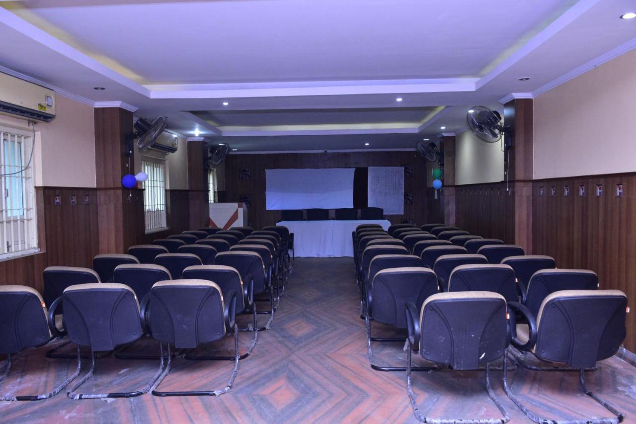 Hotel Mid East Haridaspur Экстерьер фото