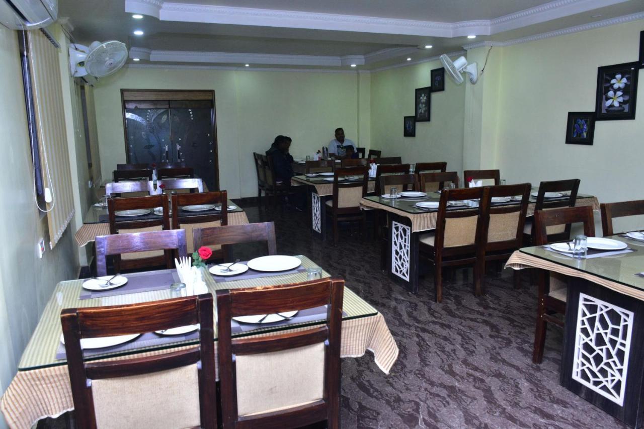 Hotel Mid East Haridaspur Экстерьер фото